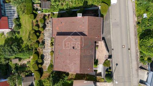 Vogelperspektive - Viel Platz für Visionen: Einfamilienhaus in attraktiver Lage