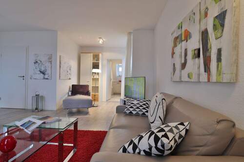 Wohnbereich mit anliegendem Küchenbereich - 