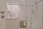 Duschbad mit moderner Ausstattung - 