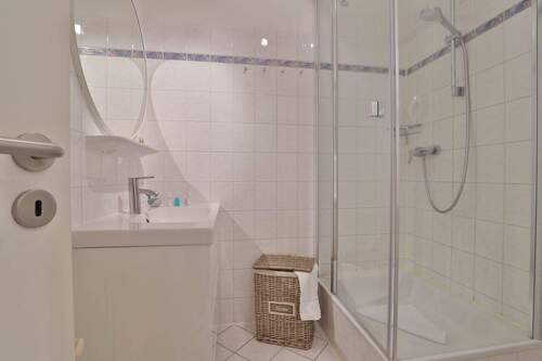 Duschbad mit moderner Ausstattung - 