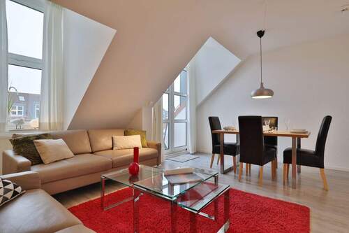 Wohn-/ Essbereich mit Zugang zum Balkon - 