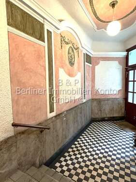 Hauseingang innen - 2 Zimmer Etagenwohnung zum Kaufen in Berlin