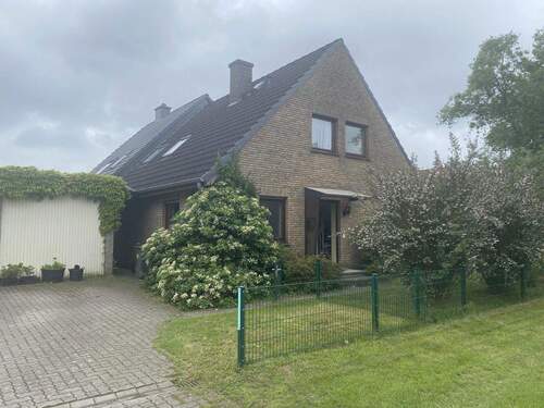Hausansicht von Straße - Großes Einfamilienhaus mit drei Nebengebäuden (Halle, Lagerhaus, Doppelgarage)