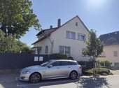 Hausansicht mit Stellplatz - Mehrfamilienhaus mit bis zu 4 Wohneinheiten zur Selbstnutzung oder Vermietung zu verkaufen