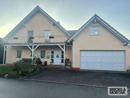 Außen von vorne - 6 Zimmer Einfamilienhaus zum Kaufen in Ursberg / Mindelzell