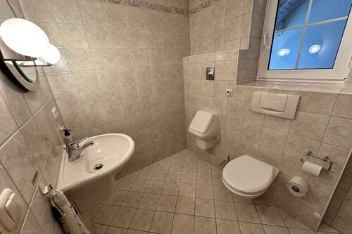 Gäste-WC im Erdgeschoss mit Dusche - 