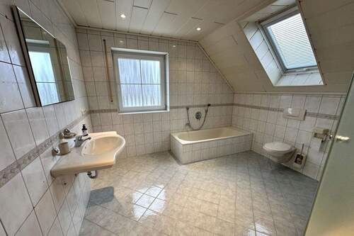 Badezimmer mit Dusche, Badewanne, WC und Waschbecken - 