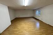 Hobbyraum mit Tageslicht im Keller - 