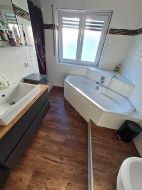 Bad mit Dusche und Wanne - 