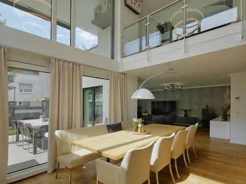 Wunderschöne offene Architektur mit hohen Decken und Glasfront zum überdachten Außenbereich - 5 Zimmer Einfamilienhaus zum Kaufen in Remseck-Pattonville