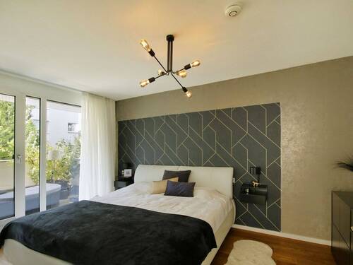 Luxuriöses Ambiente im Schlafzimmer mit Balkon - 5 Zimmer Einfamilienhaus in Remseck-Pattonville