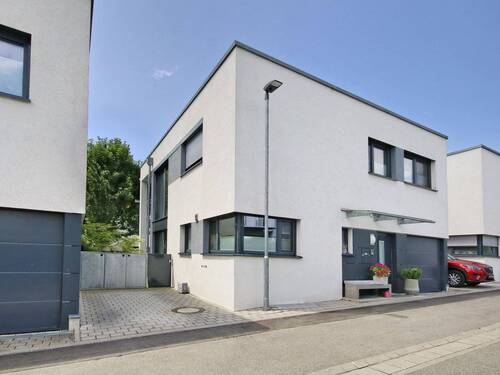 Hausansicht mit Garage und Stellplatz von der Straße aus - Einfamilienhaus mit 178,00 m&sup2; in Remseck-Pattonville zum Kaufen