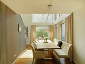 Edles Ambiente im lichtdurchfluteten Essbereich mit Fensterfronten zur Terrasse - 
