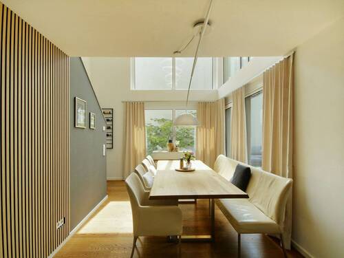 Edles Ambiente im lichtdurchfluteten Essbereich mit Fensterfronten zur Terrasse - 