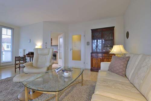 Wohnzimmer mit Zugang zur separaten Küche - 