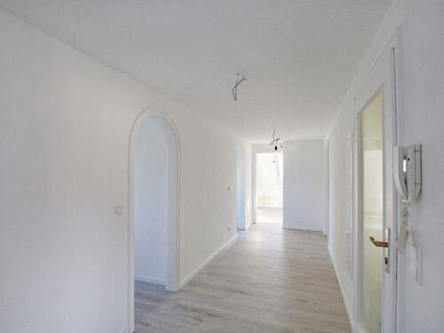 Großzügiger Flur - 4 Zimmer Etagenwohnung zur Miete in Ludwigsburg
