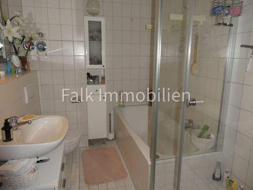 innenliegendes Bad mit Badewanne und Dusche - 