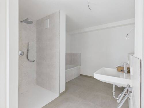 Bad mit Dusche und Wanne - 