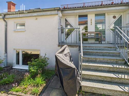 Hausansicht - Der Traum vom eigenen Heim kann wahr werden: Reihenhaus mit kleinem Garten und Stellplatz zu verkaufen