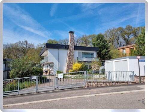 Einfahrt mit Garagen - 8 Zimmer Bungalow zum Kaufen in Geisenheim