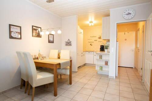 Essbereich, Küche und Eingangsbereich - 