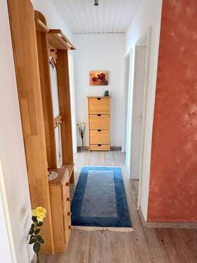 Flur von Wohnungstüre aus - 3 Zimmer Etagenwohnung in Sankt Georgen im Schwarzwald