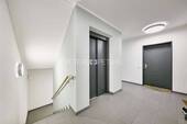 Treppenhaus / Aufzug - 