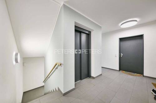Treppenhaus / Aufzug - 