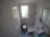 Badezimmer mit Dusche, Waschbecken, WC - 