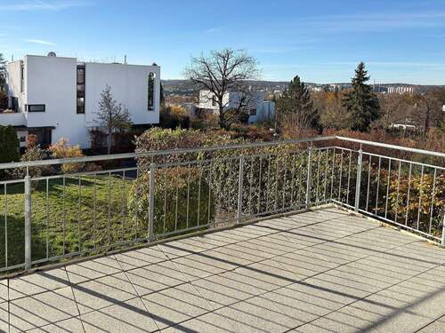 Großzügiger, sonniger Balkon mit toller Aussicht - Auf der Waldburg: Lichtdurchflutete DHH mit Einliegerwohnung