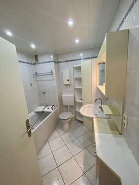 Bad inkl. Wannenbad - 3 Zimmer Etagenwohnung in Moers