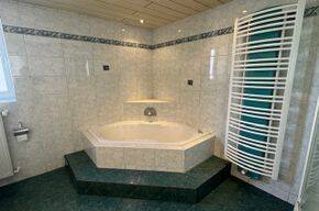 1. Badezimmer 4 Ansicht Badewanne - 