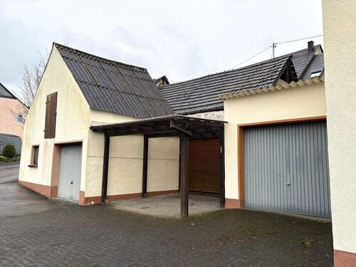 Garagen - 6 Zimmer Einfamilienhaus zum Kaufen in Horath