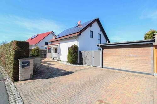 Frontansicht mit Stellplätzen - 