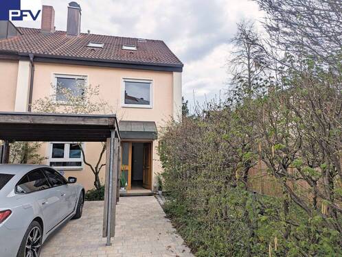 Anwesen Eingang mit Carport - 