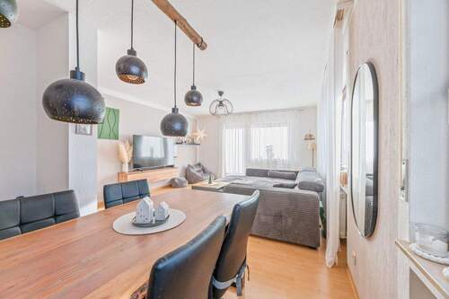 Esszimmer + Blick ins Wohnzimm - *PROVISIONSFREI* Helle 3 Zimmer Wohnung mit Balkon und Garage in zentraler Lage