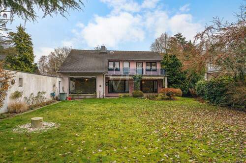 Garten und Haus mit Garage von hinten - 