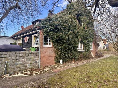 Seitenansicht des Hauses - 6 Zimmer Doppelhaushälfte in Scharbeutz / Klingberg