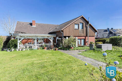 Hausansicht von hinten - Wohnen mit Weitblick - Einfamilienhaus mit Einliegerwohnung in herrlicher Lage nahe der Ostsee