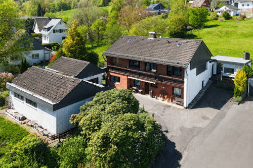 Luftaufnahme - Freistehendes Einfamilienhaus - Wohnen mit Fernblick und Poolhaus