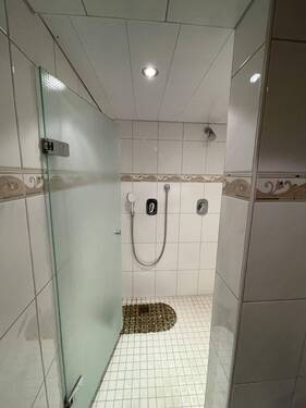 Dusche im Untergeschoss (Wohnung 1) - 