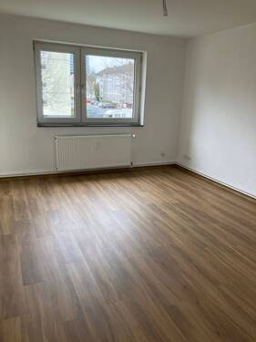 Beispielbild: Schlafzimmer mit Vinyl-Bodenbelag in Holzoptik mit tapezierten Wänden. - Etagenwohnung mit 47,10 m&sup2; in Frankfurt am Main zur Miete