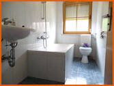 Bad mit Wanne u. WC - 