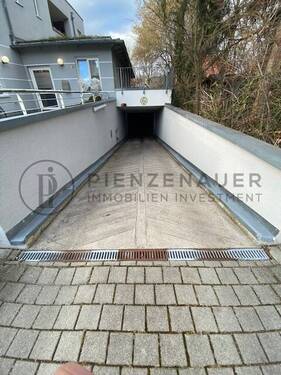 Einfahrt TG Eichenau - Tiefgaragenplatz in Eichenau - 18.000,00&nbsp;EUR Kaufpreis,