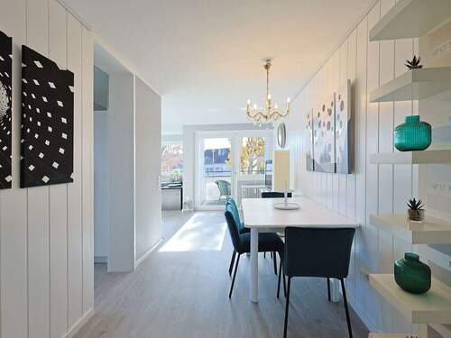 Heller Essbereich mit Blick in den Wohnbereich und zur Küche - 2 Zimmer Etagenwohnung zum Kaufen in Waldenbuch