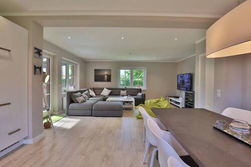 Offene Wohnküche mit Blick in den Wohnbereich - 