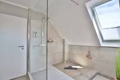 Masterbad OG mit großzügigem Duschbereich - 