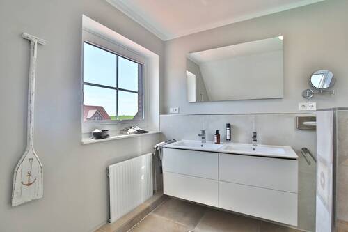 Masterbad mit Blick auf Deich - 