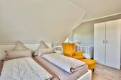 Schlafzimmer 1 mit Kinderbett - 
