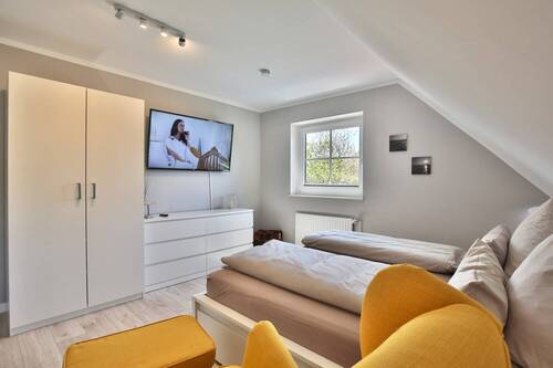 Schlafzimmer 1 mit TV - 